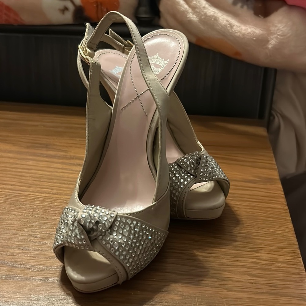 Size 6 faux crystal dress shoe. Nice dress sandal